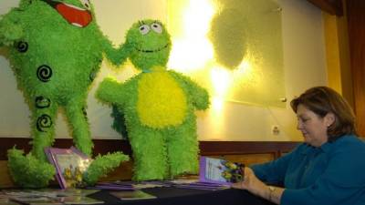 Teresa de Coello, autora de “Aventuras de Rana Mariana y su amiga Capuchona”, en la presentación en 2007.