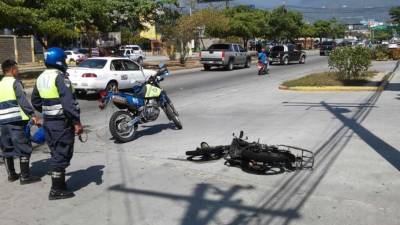 El motociclista Arnulfo Pacheco chocó contra un camión en el bulevar del este de San Pedro Sula.
