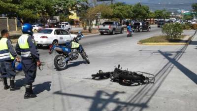 El motociclista Arnulfo Pacheco chocó contra un camión en el bulevar del este de San Pedro Sula.