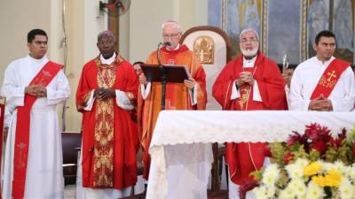 Monseñor Novatus Rugambwa, Ángel Garachana y Rómulo Emiliani (en los extremos otros religiosos) durante la misa. Fotos: Franklin Muñoz.