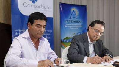 Yusuf Amdani, presidente de Fundahrse, y José Ramón Paz, director ejecutivo de Consortium, al firmar el convenio.