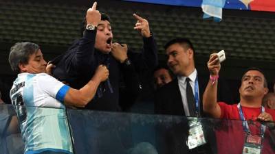 Diego Maradona, en el palco del estadio de San Petersburgo realizando un gesto obsceno tras triunfo de Argentina. Foto AFP