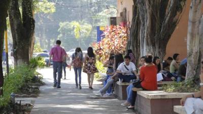 Estudiantes de la Unah-VS en la plaza Froylan Turcios. Foto: Melvin Cubas