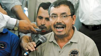 Honduran judge Adan Guillermo Lopez speaks with the press after calling off the hunger strike he was holding along with judge Luis Alonso Chevez and deputies Sergio Castellanos and Waldina Mejia, at La Merced square in Tegucigalpa, on June 1, 2010. The Supreme Court of Justice confirmed today both judges dismissal for having condemned the coup of June 28, 2009 against President Manuel Zelaya. AFP PHOTO/Orlando SIERRA