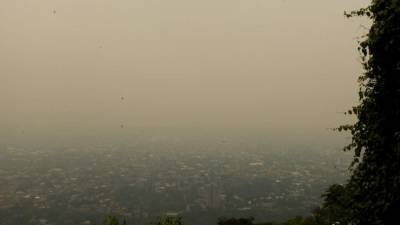 Fotografía desde el mirador de los caminantes en El Merendón, donde se observa la capa de humo. Foto: Wendell Escoto