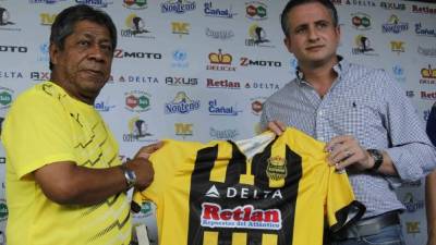 Momento en que Maradiaga era presentado por Elías Búrbara, uno de los presidentes del conjunto españolista.