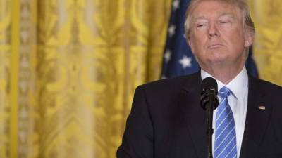 El mandatario estadounidense enfrenta su primera crisis en la Casa Blanca tras la renuncia de su consejero de Seguridad Nacional tras descubrirse nexos con el Kremlin.