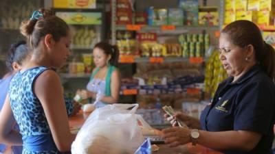 Consumidores en la tienda de la zona La Puerta.