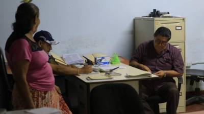Los empleados de la oficina de Transporte en San Pedro están a la espera de sus cartas de despido. Foto: Melvin Cubas.