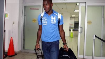 Maynor Figueroa a su llegada al país tras la derrota ante Ecuador. Foto Ronald Aceituno