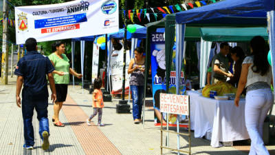 Una variedad de productos a precios cómodos ofrecieron los empresarios en la plaza Valle de está ciudad.