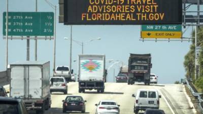 Un letrero que alerta sobre Covid-19 se muestra en la autopista Palmetto en Miami, Florida, EE. UU. EFE/EPA/Cristobal Herrera-Ulashkevich/Archivo
