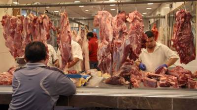 Una persona compra carne en un mercado de San Pedro Sula. Foto: Archivo