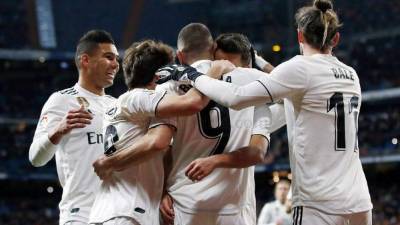 Casemiro, Álvaro Odriozola, Sergio Reguilón y Gareth Bale felicitan a Karim Benzema por su gol contra el Alavés. Foto RealMadrid.com