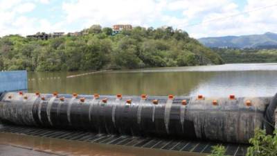 Embalse. Desde ayer, la represa Los Laureles está rebosando agua. El río Guacerique causa temor en 10 comunidades.