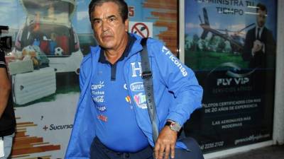 Jorge Luis Pinto a su llegada a San Pedro Sula tras el partido ante Trinidad y Tobago. Foto Neptalí Romero