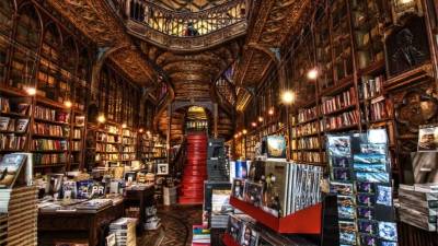 Librería Lello. Está situada en Oporto, Portugal. Su apariencia exterior e interior presenta detalles modernistas y góticos. Foto:Ullises.deviantart.com.