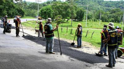 El Fondo Vial coloca asfalto sobre los tramos dañados.