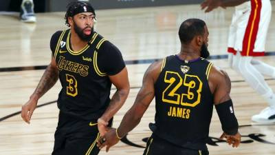 LeBron James y Anthony Davis se lucieron para el segundo triunfo de los Lakers ante los Heat. Foto AFP