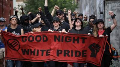 Cientos de neonazis, gritando consignas y con símbolos fascistas y banderas de EEUU, marchan esta tarde en defensa de 'los derechos civiles de los blancos' frente a la Casa Blanca.
