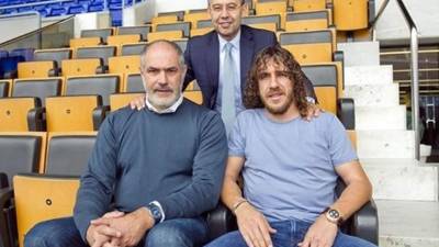 Carles Puyol junto a Andoni Zubizarreta y Josep María Bartomeu.