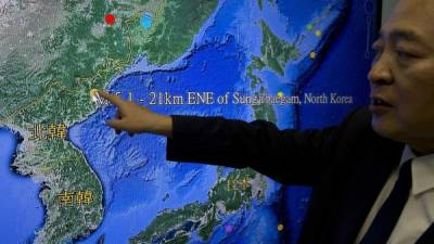 kuo Kai- wen , director de Sismología del Centro de Taiwan , explica las poblaciones de un monitor que muestra primero lugar de la prueba la bomba de hidrógeno de Corea del Norte. AFP