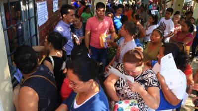En el José Trinidad Reyes, cientos de personas acudieron ayer para matricular a sus hijos. Fotos: Amílcar Izaguirre
