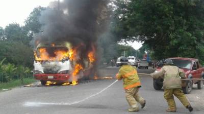 Los Bomberos llegaron rápido pero la unidad tomó fuego rápido.