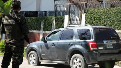 La camioneta en que se conducían los delincuentes fue abandonada en la 10 y 11 calle, 24 avenida de la colonia Trejo de San Pedro Sula.