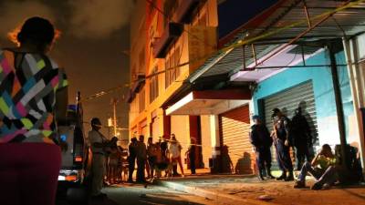 Los dos cuerpos quedaron dentro del expendio.