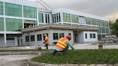 Más de cien personas laboran en la rehabilitación del edificio del Poder Judicial en San Pedro Sula.