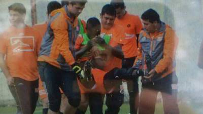 Rubilio Castillo fue ayudado por sus compañeros tras el golpe que sufrió. (FOTO: Cortesía Frecuencia Naranja)