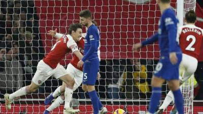 Arsenal sumó 44 puntos y se ubica en el quinto puesto, mientras que Chelsea es cuarto en la clasificación con 47 unidades. FOTO AFP.