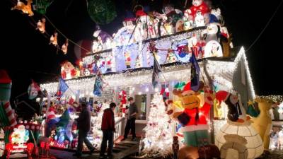 Luces y arreglos navideños en un hogar de Alexandria, Virginia, son muestra del gasto excesivo de luz. AFP