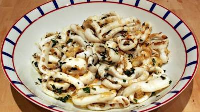 En la cocción del calamar es importante cocinarlos brevemente porque su carne se endurece con un exceso de cocción.