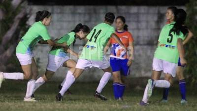 Las chicas del Maratón La Prensa celebrando su gol.