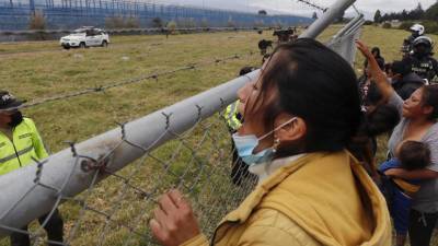 Familiares de reclusos se paran afuera de la prisión Regional Sierra Centro Norte Cotopaxi mientras esperan noticias de sus seres queridos luego de que se reportaron nuevos enfrentamientos entre reclusos, en Latacunga.