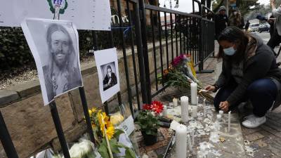 Seguidores del grupo estadounidense Foo Fighters encienden velas hoy, frente al hotel de Bogotá donde el baterista de la banda, Taylor Hawkins, falleció en Bogotá (Colombia). EFE/ Mauricio Dueñas Castañeda