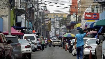 En un centro de la ciudad en el que impera el desorden y el caos, las aceras se convierten rápidamente en solo un recuerdo del pasado, a la vista de que vendedores y automovilistas reclaman para sí cada vez más de estos importantes espacios para la circulación de las personas.Recuperar estos espacios para el uso por el que fueron creados es una tarea de todos los implicados.
