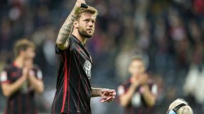 Marco Russ agradeció el apoyo que le mostró la afición del Eintracht Frankfurt. Foto Agencia