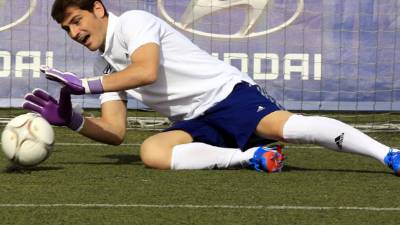 Casillas para un balón durante la clase que impartió a niños del CD Boadilla.