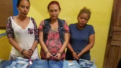 Al momento de la detención les decomisaron pantalones que fueron robados en una comercial.