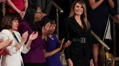 Melania recibió una ovación al ser presentada como primera dama en el Congreso estadounidense. AFP.