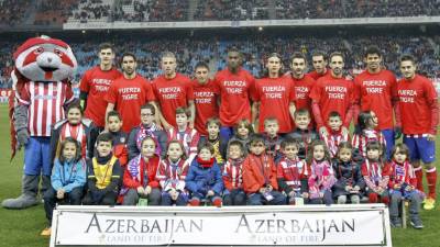 Los jugadores del Atlético de Madrid posan con una camiseta en apoyo a Falcao.