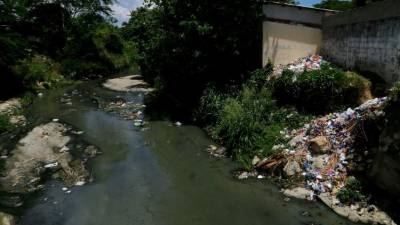 Cientos de desechos contaminan el río Bermejo en la carretera que conduce a Ticamaya. Foto: Amílcar Izaguirre.