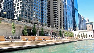 Chicago Riverwalk, un paseo peatonal a la orilla del río.