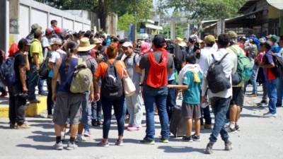 Los migrantes lanzaron piedras y palos a la policía que al verse superada en número se vio obligada a abrir los portones para permitir ingreso de migrantes./Reforma.