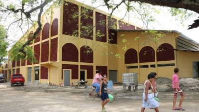 Los encargados de los trabajos del Centro Juvenil de Desarrollo Integral realizan los últimos retoques de la obra. Fotos: Efraín Molina