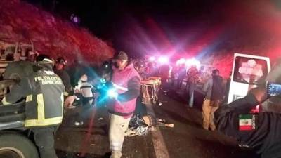 Al menos 8 migrantes murieron y otros 9 resultaron gravemente heridos tras volcarse la camioneta en la que se conducían en Puebla.