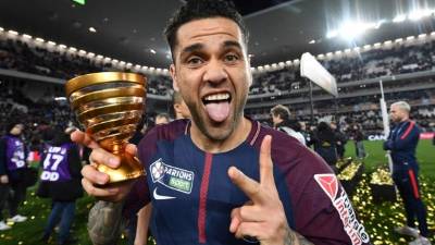 Dani Alves se ha convertido en el futbolista que más títulos ha conseguido a lo largo de la historia.